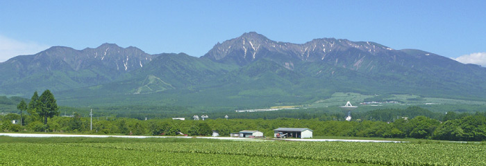 八ヶ岳と山麓の耕作地の風景