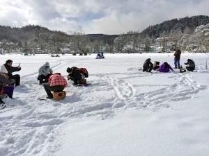 <b>「氷の湖で遊んで温泉であったまろう！ワカサギの氷上穴釣り」</b><br>県東部の佐久インターから1時間ほど車で走ると、南佐久郡小海町に松原湖があります。標高1,123m以上 …