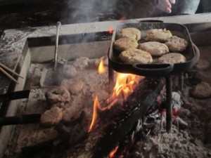 <b>囲炉裏で焼いたよ！川上村の郷土食「はりこしまんじゅう」</b><br>信州各地には郷土食がたくさんあり、親から子、孫へと脈々と伝えられています。レタス出荷量日本一 …